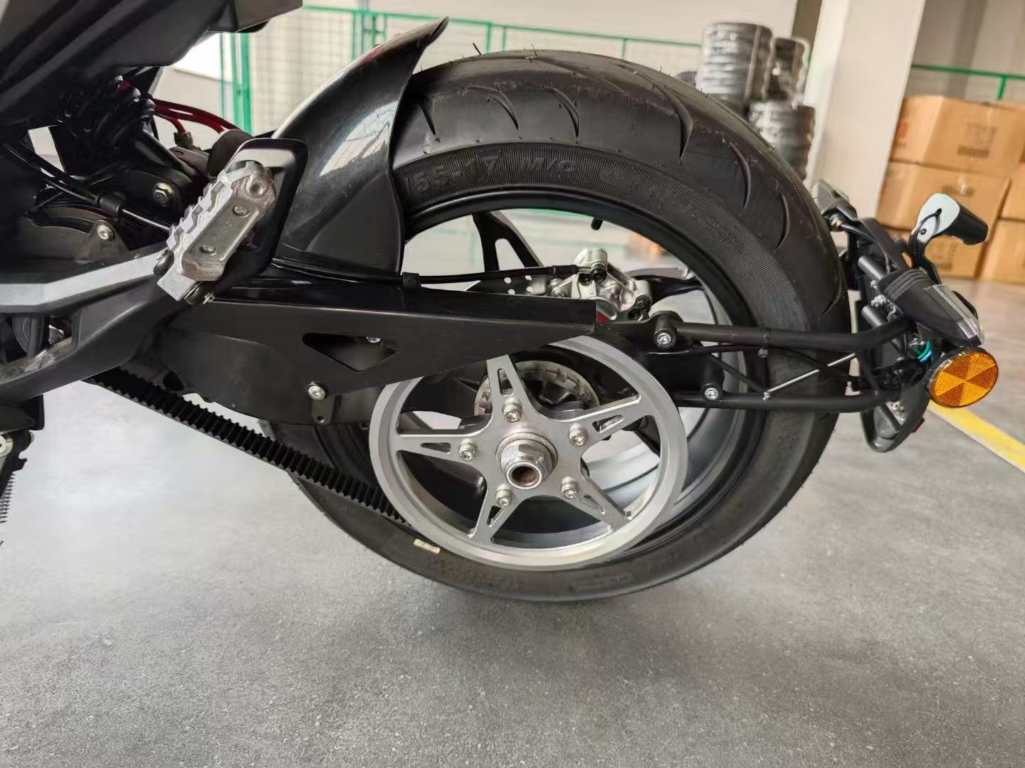 2024年最新型高速72V電動バイク5000Wセントラルチェ - 72V 5000W Electric Motorcycle のレビューと価格